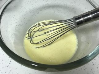 5、奶黄馒头,用蛋抽搅拌均匀。