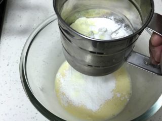 6、奶黄馒头,过筛中筋粉、玉米淀粉、奶粉。