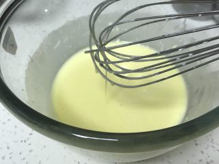 7、奶黄馒头,再用蛋抽搅拌均匀。