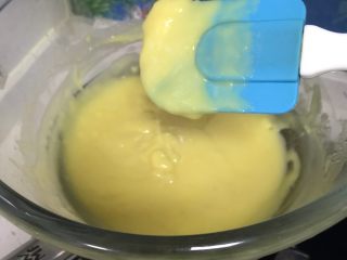 11、奶黄馒头,奶黄糊至浓稠后关火，拿出冷却。放入冰箱冷藏一个小时。
