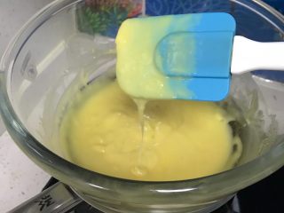 10、奶黄馒头,用中火煮15分钟左右，用刮刀不断的翻拌，以免结块。