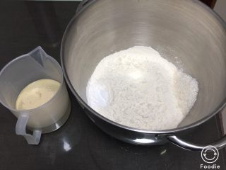 12、奶黄馒头,中筋粉和泡打粉放入厨师机，加入细砂糖，清水加温至37度，倒入发酵粉孵化。