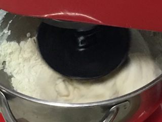 14、奶黄馒头,启动厨师机揉面。