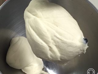 15、奶黄馒头,揉面15分钟，面团光滑细腻。