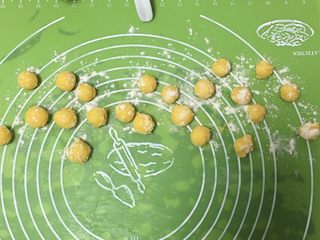 18、奶黄馒头,冷藏后的奶黄分成8克一个的剂子。多余的奶黄放冰箱冷藏保存。