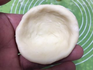 21、奶黄馒头,用手指轻轻按压成碗状。