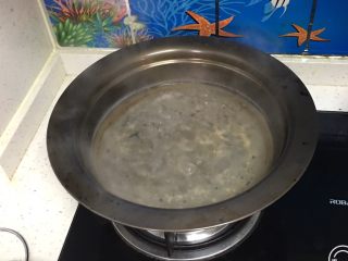 27、奶黄馒头,煮至沸腾。