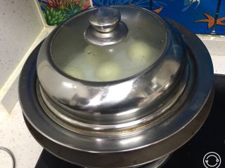 29、奶黄馒头,盖上盖子，煮15分钟，关火焖5分钟。