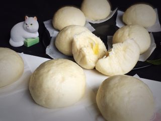 33、奶黄馒头,白白胖胖的奶黄馒头就完成了。