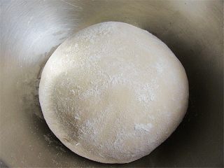 1、鸳鸯蒸饺 ,先提前和好面，盖上保鲜膜放置一会儿