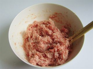 3、鸳鸯蒸饺 ,用绞肉机或者搅拌机打好肉泥