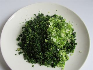 4、鸳鸯蒸饺 ,把开水焯过的荠菜挤干水切末和葱末都准备好备用