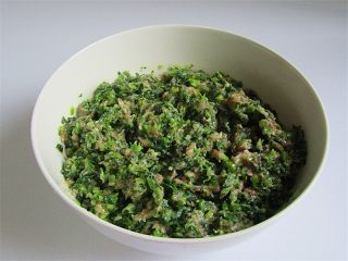 6、鸳鸯蒸饺 ,再加入适量的植物油搅拌成饺馅