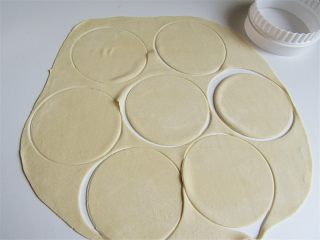 7、鸳鸯蒸饺 ,面取出再次揉匀，然后擀成大片，用饺子皮模具压出饺子皮，这样比一个一个皮擀的要省时间和大小均匀呢