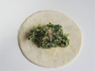 8、鸳鸯蒸饺 ,饺子皮放上适量饺馅