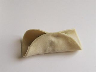 9、鸳鸯蒸饺 ,两面对起来，只捏一下中间固定一下，注意两边不要捏合