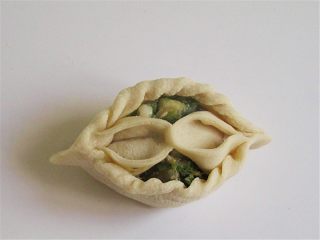 11、鸳鸯蒸饺 ,捏好后，把两头对起来捏紧后拉长整形