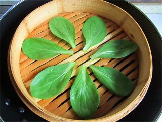 12、鸳鸯蒸饺 ,包完所有的饺子以后，准备好蒸笼，锅内备好足够的温水，蒸笼上放上清洗干净的菜叶防止饺子粘笼屉