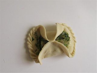 10、鸳鸯蒸饺 ,把两边的中间部分捏出花边来