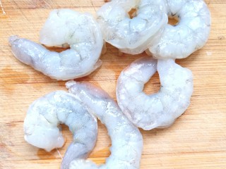 1、虾仁蔬菜煎蛋饼,虾仁洗净去虾线