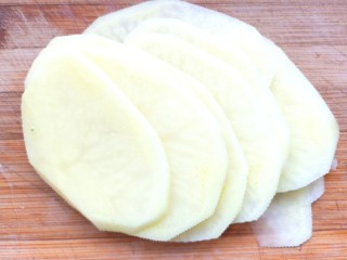 3、虾仁蔬菜煎蛋饼,土豆去皮洗净切片