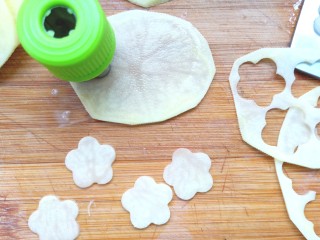 4、虾仁蔬菜煎蛋饼,用模子压成花