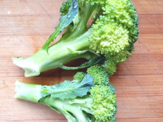 5、虾仁蔬菜煎蛋饼,西蓝花洗净