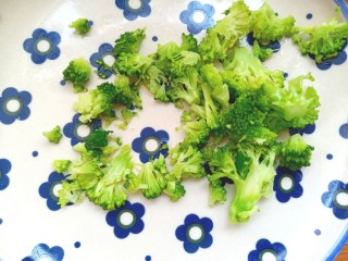 8、虾仁蔬菜煎蛋饼,切碎块备用