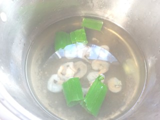 9、虾仁蔬菜煎蛋饼,锅中放入少许料酒，葱，姜，放入虾仁焯水