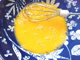 11、虾仁蔬菜煎蛋饼,打成蛋液，放少许盐