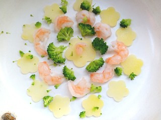 12、虾仁蔬菜煎蛋饼,取平底锅，按自己喜欢摆出花样