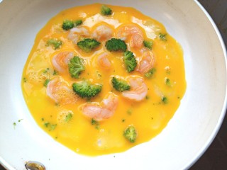 13、虾仁蔬菜煎蛋饼,倒入蛋液，小火煎至