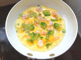 14、虾仁蔬菜煎蛋饼,使表面蛋液慢慢凝固