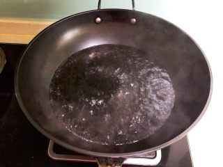 1、蚕豆火腿肠炒饭,锅里加入冷水烧开