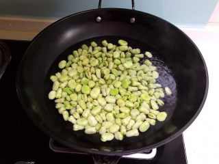 2、蚕豆火腿肠炒饭,加入新剥的蚕豆，烧开后焯水3分钟