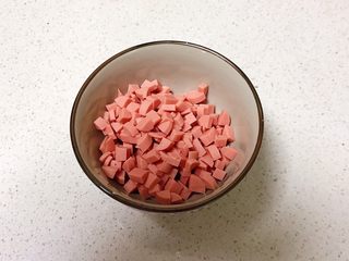 4、蚕豆火腿肠炒饭,无淀粉儿童火腿肠切成小丁