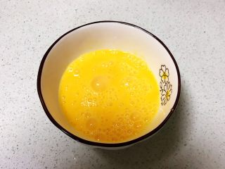 5、蚕豆火腿肠炒饭,鸡蛋液打入碗中，调匀