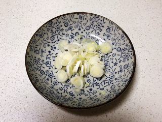 6、蚕豆火腿肠炒饭,大葱切成葱花