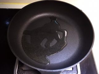 7、蚕豆火腿肠炒饭,炒锅烧热后1勺玉米油