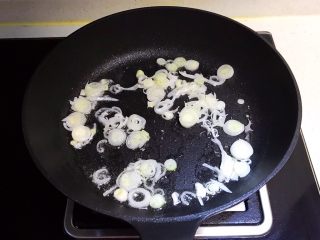 8、蚕豆火腿肠炒饭,油烧热后加入葱花炒出香味