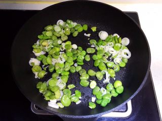 9、蚕豆火腿肠炒饭,加入已经剥皮的蚕豆，翻炒均匀