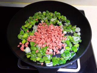 10、蚕豆火腿肠炒饭,加入火腿