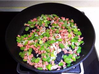 11、蚕豆火腿肠炒饭,翻炒2分钟