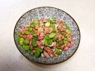 12、蚕豆火腿肠炒饭,把炒好的蚕豆火腿放入盘里