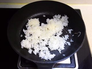 13、蚕豆火腿肠炒饭,利用锅里的余油翻炒米饭