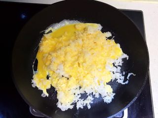 14、蚕豆火腿肠炒饭,加入鸡蛋液