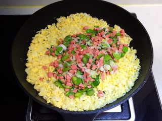 16、蚕豆火腿肠炒饭,加入炒好的蚕豆火腿