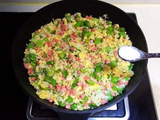 17、蚕豆火腿肠炒饭,翻炒均匀，加入精盐调味
