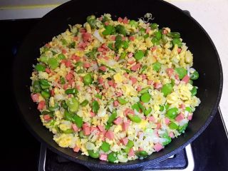 18、蚕豆火腿肠炒饭,翻炒均匀即可