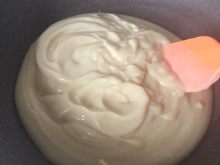 5、冰镇木糖醇绿豆糕,倒入锅中，小火加热搅拌均匀